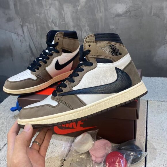 Travis Scott x Air Jordan 1 Retro High OG 'Mocha - Picture 1 of 8